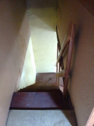 Schodiště z podkroví do hlavní obytné místnosti 